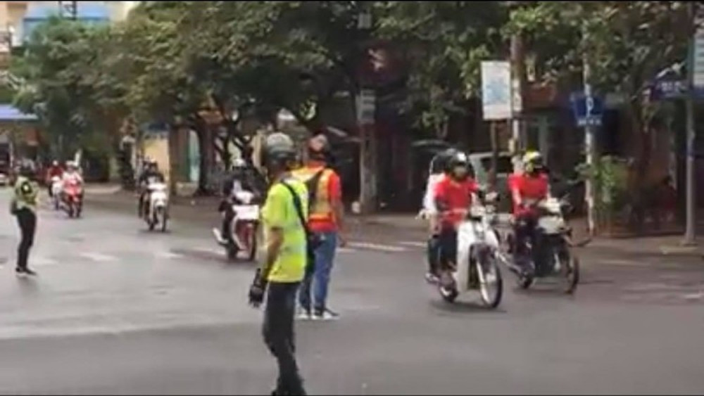 Nhóm phượt thủ có nguy cơ bị truy cứu trách nhiệm hình sự vì hành động của mình. Nhóm phượt thủ có nguy cơ bị truy cứu trách nhiệm hình sự vì hành động của mình.