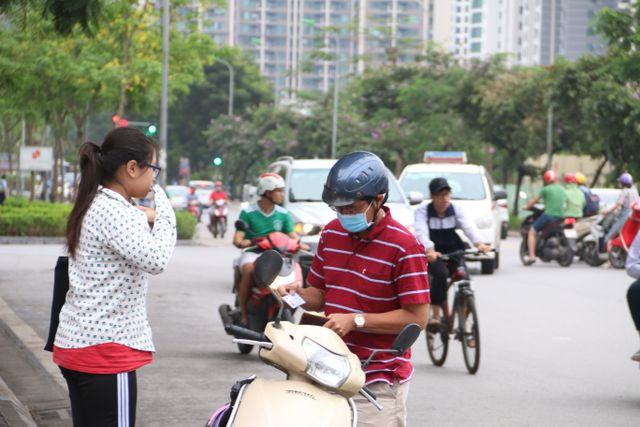 Bố kiểm tra lại giấy tờ cho con gái trước khi vào phòng làm thủ tục dự thi. Bố kiểm tra lại giấy tờ cho con gái trước khi vào phòng làm thủ tục dự thi.