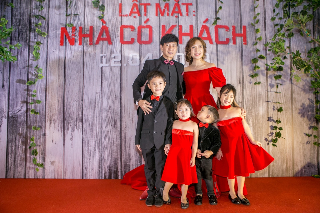 So với ở Việt Nam, thì buổi ra mắt ở Mỹ khác xa "một trời một vực". So với ở Việt Nam, thì buổi ra mắt ở Mỹ khác xa "một trời một vực".