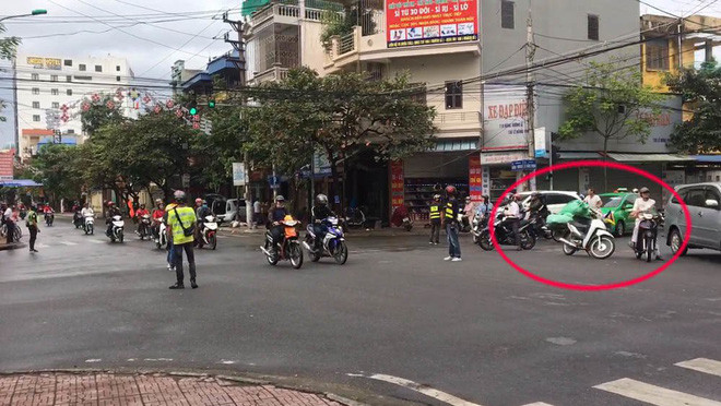 Nhóm phượt thủ đã ngang nhiên chặn xe đang lưu thông trên đường mà không có sự đồng ý từ bất kì cơ quan chức năng nào. Nhóm phượt thủ đã ngang nhiên chặn xe đang lưu thông trên đường mà không có sự đồng ý từ bất kì cơ quan chức năng nào.