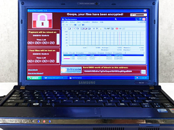 Chiếc laptop cũ kỹ chạy Windows XP đang được đấu giá hơn 1,2 triệu USD. Ảnh: Motherboard. Chiếc laptop cũ kỹ chạy Windows XP đang được đấu giá hơn 1,2 triệu USD. Ảnh: Motherboard.