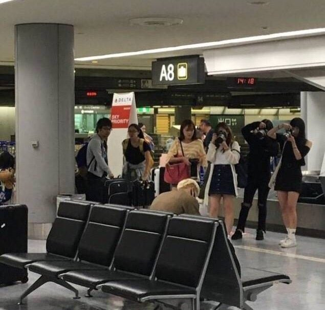 Idol đi tới đâu các fansite đi theo tới đấy. Idol đi tới đâu các fansite đi theo tới đấy.