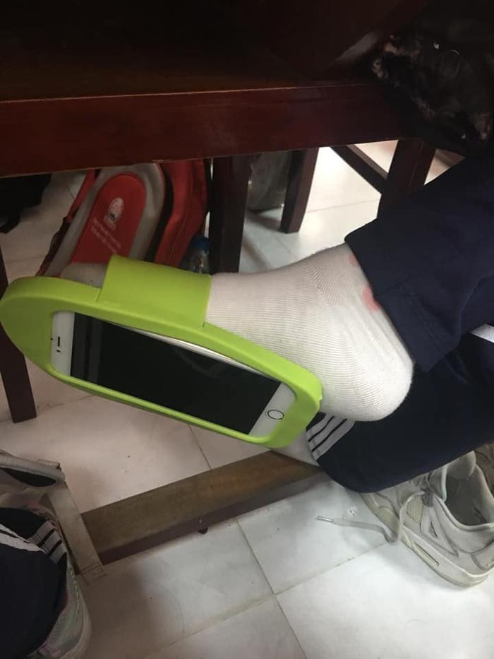 Đôi dép “thần thánh” đang được ưa chuộng hiện nay. (Ảnh: Dương Mỹ Quyên/Group Trường Người Ta) Đôi dép “thần thánh” đang được ưa chuộng hiện nay. (Ảnh: Dương Mỹ Quyên/Group Trường Người Ta)