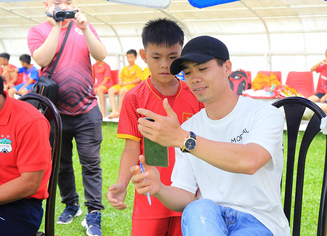 Công Phượng 'tự sướng" với cầu thủ nhí thi vào học viện HAGL. Ảnh: Minh Trần. Công Phượng 'tự sướng" với cầu thủ nhí thi vào học viện HAGL. Ảnh: Minh Trần.