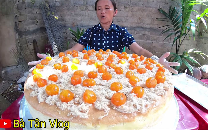 Và thành phẩm bánh bông lan trứng muối siêu to khổng lồ hoàn hảo đến bất ngờ. (Ảnh: Bà Tân Vlog) Và thành phẩm bánh bông lan trứng muối siêu to khổng lồ hoàn hảo đến bất ngờ. (Ảnh: Bà Tân Vlog)