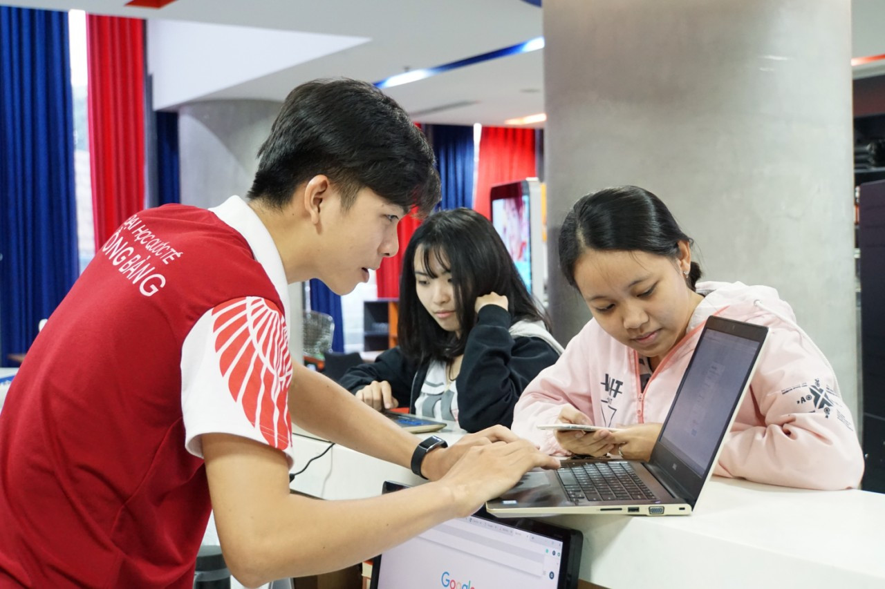 Thí sinh có thể đăng ký trực tuyến qua cổng thông tin điện tử của trường hoặc trực tiếp tại Trường Đại học Quốc tế Hồng Bàng (215 Điện Biên Phủ, P.15, Q.Bình Thạnh)