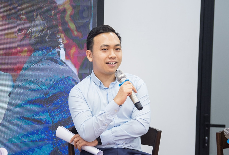 Làm việc trong một doanh nghiệp về hàng tiêu dùng xanh, anh Ngô Duy Quang nhận định rằng xu hướng tiêu dùng sẽ thay đổi trong tương lai, mỗi cá nhân đều phải chuẩn bị năng lực để thích nghi với những thay đổi này. Làm việc trong một doanh nghiệp về hàng tiêu dùng xanh, anh Ngô Duy Quang nhận định rằng xu hướng tiêu dùng sẽ thay đổi trong tương lai, mỗi cá nhân đều phải chuẩn bị năng lực để thích nghi với những thay đổi này.