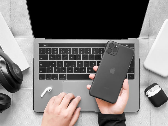 iPhone 11 với cụm camera vuông “siêu to khổng lồ”. (Ảnh: NOOD) iPhone 11 với cụm camera vuông “siêu to khổng lồ”. (Ảnh: NOOD)