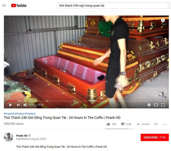 Video “Thử thách 24h ngủ trong quan tài” tiềm ẩn nhiều nguy hiểm, cũng thu hút gần 400 ngàn lượt xem. Video “Thử thách 24h ngủ trong quan tài” tiềm ẩn nhiều nguy hiểm, cũng thu hút gần 400 ngàn lượt xem.
