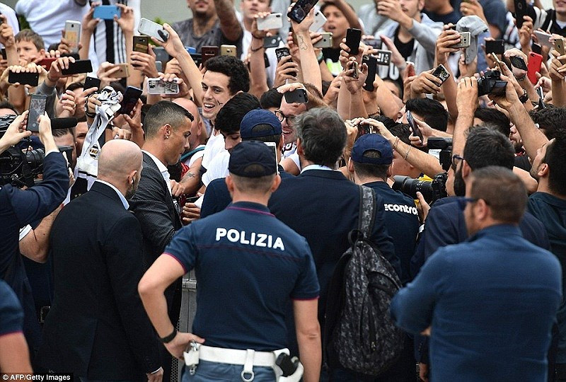 Ronaldo ký tặng người hâm mộ tại Ý.