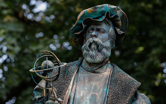 Trong số những “bức tượng” người nổi tiếng tham gia lễ hội còn có Leonard de Vinci. Trong số những “bức tượng” người nổi tiếng tham gia lễ hội còn có Leonard de Vinci.
