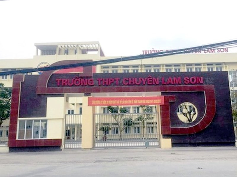 Trường THPT Chuyên Lam Sơn có 3 thí sinh đỗ vào trường khi phúc khảo. Trường THPT Chuyên Lam Sơn có 3 thí sinh đỗ vào trường khi phúc khảo.