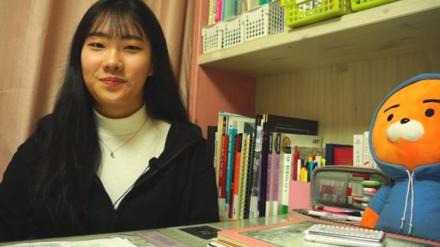 Phòng ngủ của Eun-suh biến thành phòng tự học trong hơn 12 năm qua. (Ảnh: BBC) Phòng ngủ của Eun-suh biến thành phòng tự học trong hơn 12 năm qua. (Ảnh: BBC)