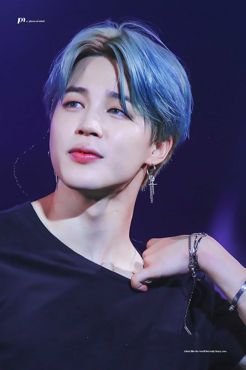 Ji Min (BTS) như sinh ra để nhuộm tóc xanh. Nước da trắng sáng giúp nam idol ''cân'' được màu tóc cực kỳ kén da này.