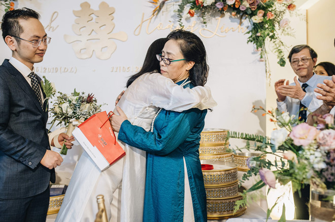 Giây phút xúc động của Phí Linh sau khi nghe mẹ dặn dò và trao quà cưới. Giây phút xúc động của Phí Linh sau khi nghe mẹ dặn dò và trao quà cưới.