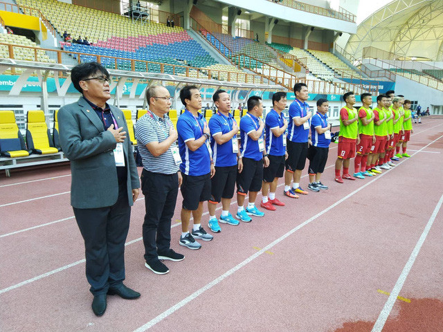 Ban huấn luyện và các cầu thủ dự bị của đội tuyển Olympic Việt Nam làm lễ chào cờ. Ban huấn luyện và các cầu thủ dự bị của đội tuyển Olympic Việt Nam làm lễ chào cờ.