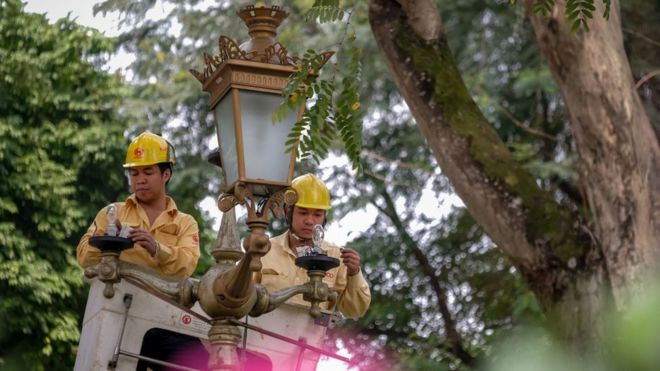 Giá điện tăng cao khiến nhiều người lo lắng về tiền điện phải trả trong những tháng Hè. (Ảnh: BBC Việt Nam) Giá điện tăng cao khiến nhiều người lo lắng về tiền điện phải trả trong những tháng Hè. (Ảnh: BBC Việt Nam)
