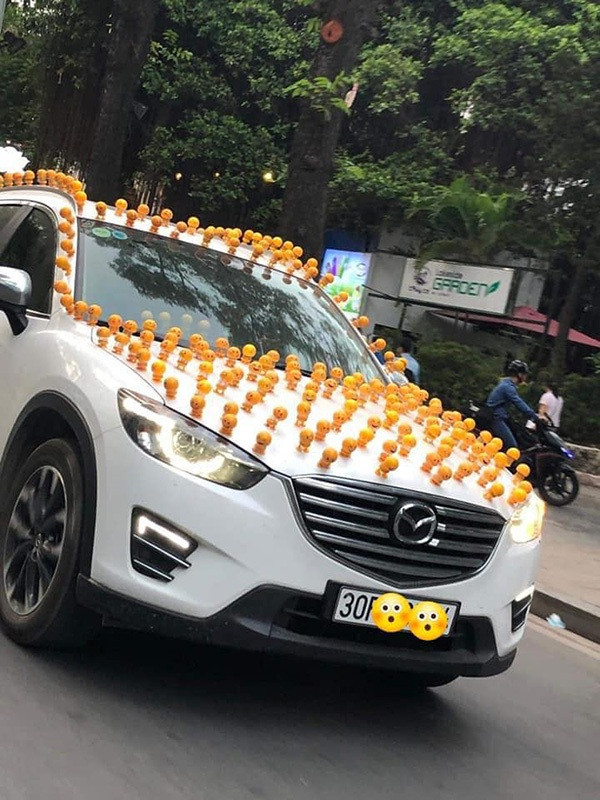 Chiếc xe ô tô gắn đầy icon mặt cười dễ thương. Chiếc xe ô tô gắn đầy icon mặt cười dễ thương.