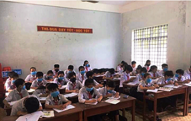 Hình ảnh học sinh phải đeo khẩu trang ngồi học được lan truyền trên Facebook. Hình ảnh học sinh phải đeo khẩu trang ngồi học được lan truyền trên Facebook.