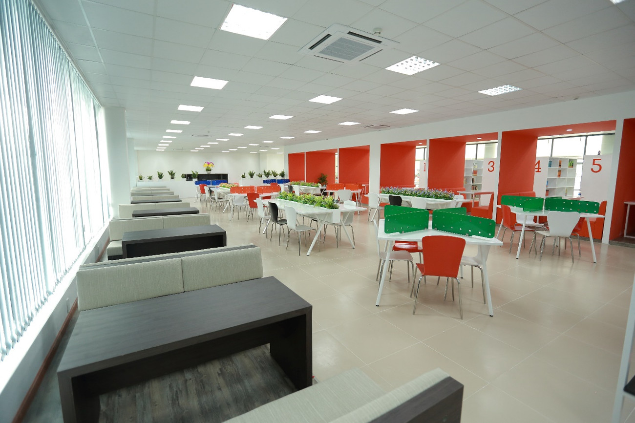 Một góc thư viện của một trường ở ngoại ô Hà Nội, nơi các sinh viên có thể tìm kiếm những đầu sách nước ngoài phục vụ cho việc học tập. Một góc thư viện của một trường ở ngoại ô Hà Nội, nơi các sinh viên có thể tìm kiếm những đầu sách nước ngoài phục vụ cho việc học tập.