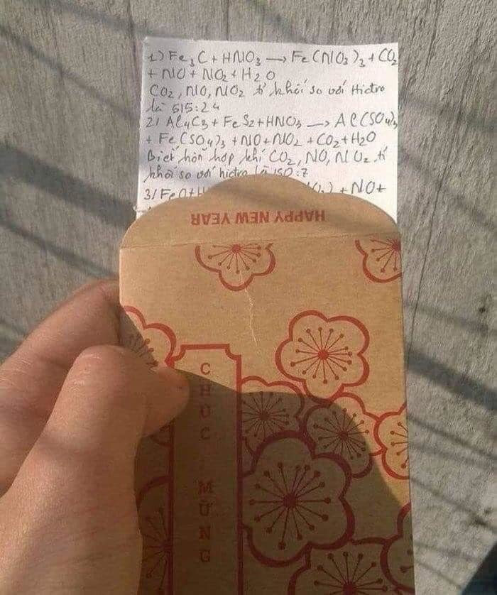 Bao lì xì đựng công thức Hóa học khiến nụ cười… tắt ngúm. Bao lì xì đựng công thức Hóa học khiến nụ cười… tắt ngúm.