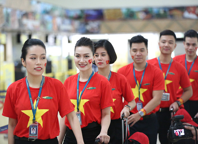 Đội tiếp viên hàng không chuẩn bị lên máy bay cùng đội tuyển Việt Nam. Đội tiếp viên hàng không chuẩn bị lên máy bay cùng đội tuyển Việt Nam.