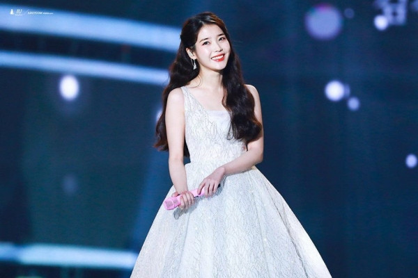 IU trên sân khấu hay hình chụp tạp chí luôn đáng yêu xinh xắn như một cô công chúa. Mỗi khi IU diện váy đầm lộng lẫy, ai cũng nhìn không thể rời mắt.