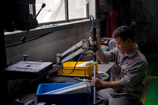 Một công nhân của Fitek đang làm việc. (Ảnh: New York Times) Một công nhân của Fitek đang làm việc. (Ảnh: New York Times)