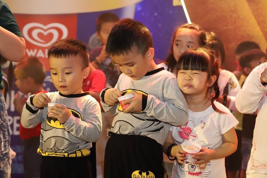 “Xơi kem phá cỗ” thỏa thích với ngập tràn vị kem ngon thơm béo mới ra mắt từ Wall's. “Xơi kem phá cỗ” thỏa thích với ngập tràn vị kem ngon thơm béo mới ra mắt từ Wall's.