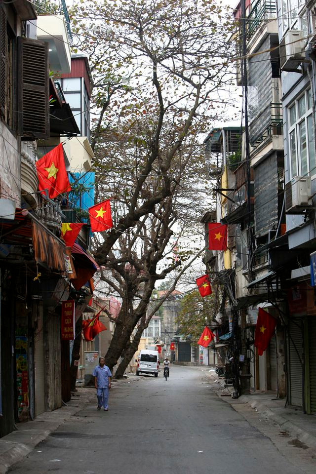 Những cây bàng khẳng khiu cũng là hình ảnh rất đặc trưng. Những cây bàng khẳng khiu cũng là hình ảnh rất đặc trưng.