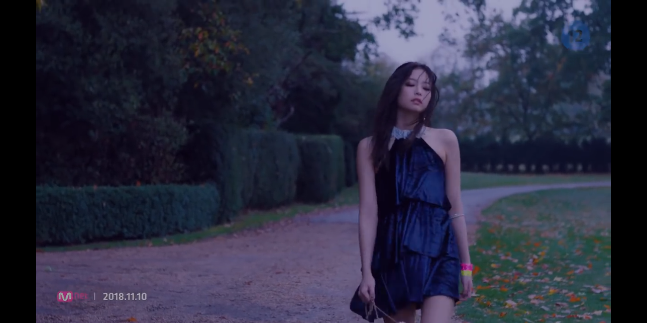 Dù nền trời có u ám thì nhan sắc của Jennie vẫn tỏa sáng. Dù nền trời có u ám thì nhan sắc của Jennie vẫn tỏa sáng.