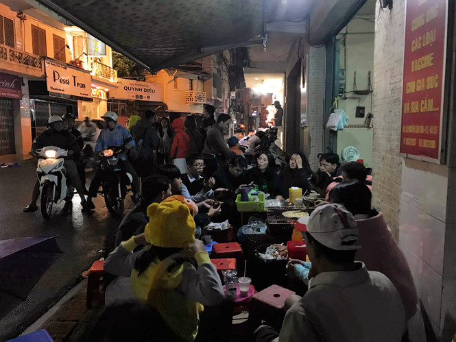 Thực khách phải "nịnh nọt và vâng lời" bà chủ, cộng thêm chút may mắn mới được ăn bánh tráng nướng ở đây. ẢNH: LƯU TRÂN Thực khách phải "nịnh nọt và vâng lời" bà chủ, cộng thêm chút may mắn mới được ăn bánh tráng nướng ở đây. ẢNH: LƯU TRÂN