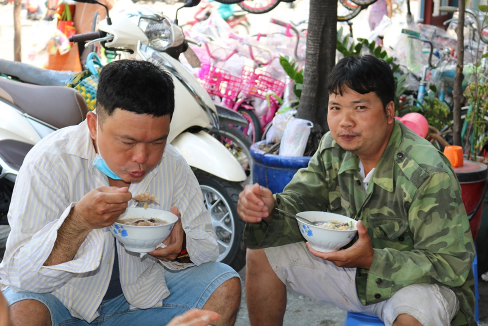 Khách tới chủ yếu là dân lao động phổ thông. Ảnh: ANH LÊ. Khách tới chủ yếu là dân lao động phổ thông. Ảnh: ANH LÊ.