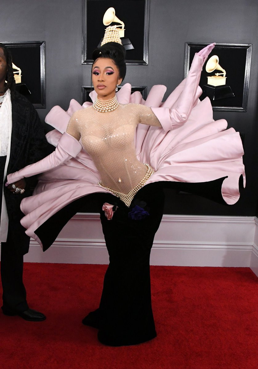 Cardi B nổi bật giữa thảm đỏ với trang phục độc lạ. Cardi B nổi bật giữa thảm đỏ với trang phục độc lạ.
