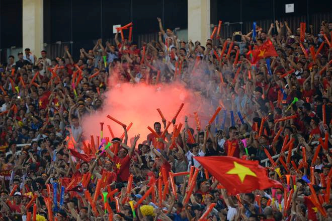 CĐV ăn mừng bằng pháo sáng trên khán đài sân Mỹ Đình. CĐV ăn mừng bằng pháo sáng trên khán đài sân Mỹ Đình.