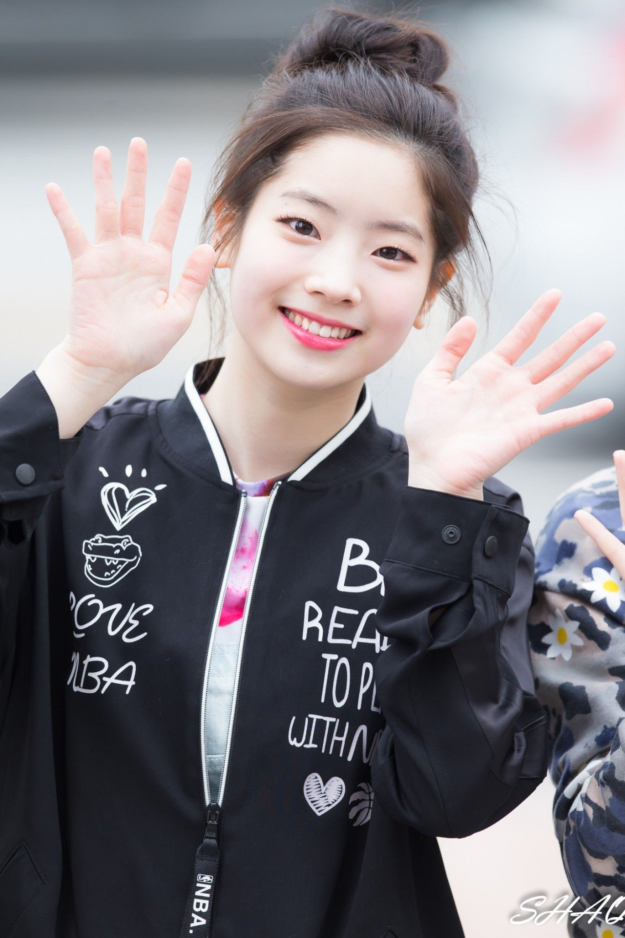Dahyun (TWICE) cũng là nhân vật nổi tiếng của hội idol một mí, thậm chí lại còn bị mắt to mắt bé. Nhưng chỉ cần nhìn vào nụ cười rạng rỡ của Dahyun, là chẳng ai chú ý xem mắt cô nàng mấy mí nữa.