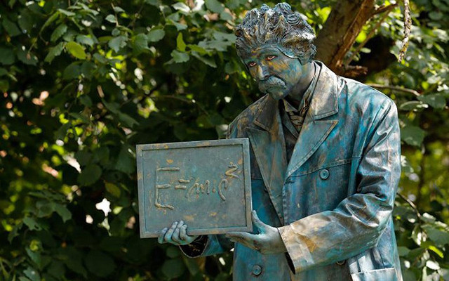Một bức “tượng sống” tái hiện hoàn hảo nhà bác học Albert Einstein. Một bức “tượng sống” tái hiện hoàn hảo nhà bác học Albert Einstein.