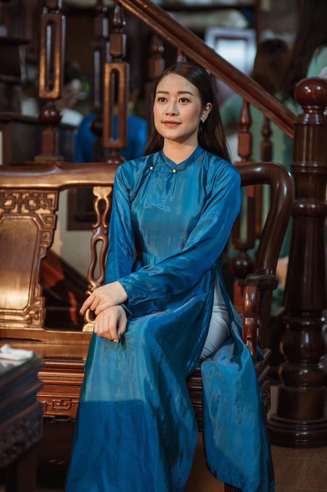 MC Phí Linh trang điểm nhẹ nhàng, để tóc suôn thẳng trong lễ ăn hỏi sáng nay. MC Phí Linh trang điểm nhẹ nhàng, để tóc suôn thẳng trong lễ ăn hỏi sáng nay.