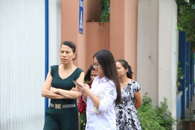 Một phụ huynh lo lắng, theo cùng con vào tận trường thi. Một phụ huynh lo lắng, theo cùng con vào tận trường thi.