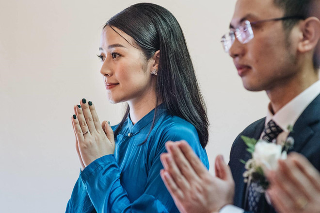 MC Phí Linh thay hai bộ áo dài trong lễ ăn hỏi. Chiếc áo dài Phí Linh mặc ấy cảm hứng từ áo dài Hà Nội những năm 1930, liền vai, trên nền lụa trơn Hà Đông. MC Phí Linh thay hai bộ áo dài trong lễ ăn hỏi. Chiếc áo dài Phí Linh mặc ấy cảm hứng từ áo dài Hà Nội những năm 1930, liền vai, trên nền lụa trơn Hà Đông.