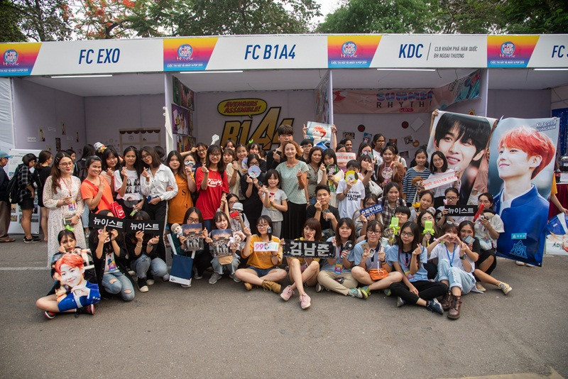 Fans K-pop chụp ảnh cùng bà Park hyejin, Giám đốc Trung tâm Văn hóa Hàn Quốc. Fans K-pop chụp ảnh cùng bà Park hyejin, Giám đốc Trung tâm Văn hóa Hàn Quốc.