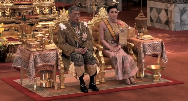 Quốc vương Vajiralongkorn và Hoàng hậu Suthida (Ảnh: ThaiPBS) Quốc vương Vajiralongkorn và Hoàng hậu Suthida (Ảnh: ThaiPBS)