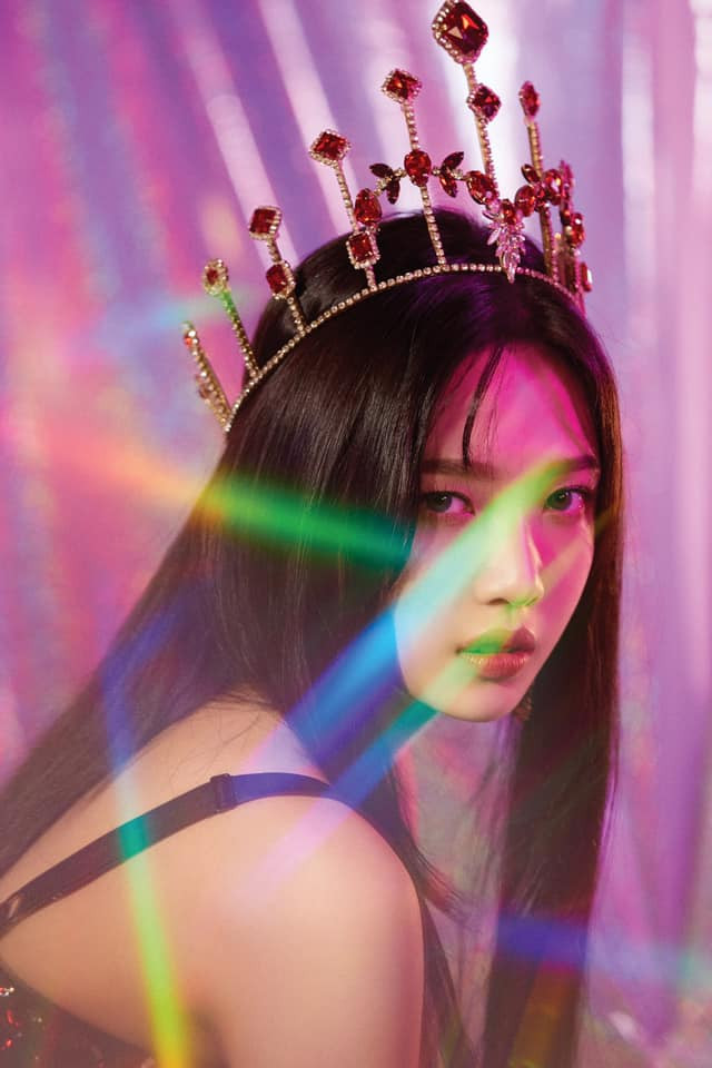 "Ước mơ từ bé của chị là trở thành hoa hậu nên stylist cho chị đeo vương miện luôn". "Ước mơ từ bé của chị là trở thành hoa hậu nên stylist cho chị đeo vương miện luôn".