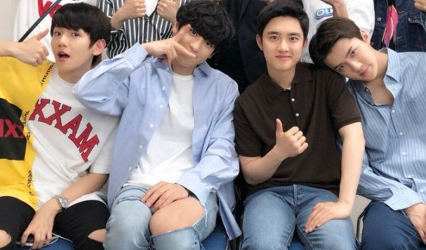 Có lẽ vì biết mình cao hơn người, nên Chanyeol chẳng cần đầu tư vào quần áo làm gì nữa. Anh chàng đã từng mặc một chiếc quần jean nhiều lần đến nỗi ban đầu nó chỉ có một vết rách nhỏ ở đầu gối, sau đó thì rách rộng đến nỗi hở hết cả chân.