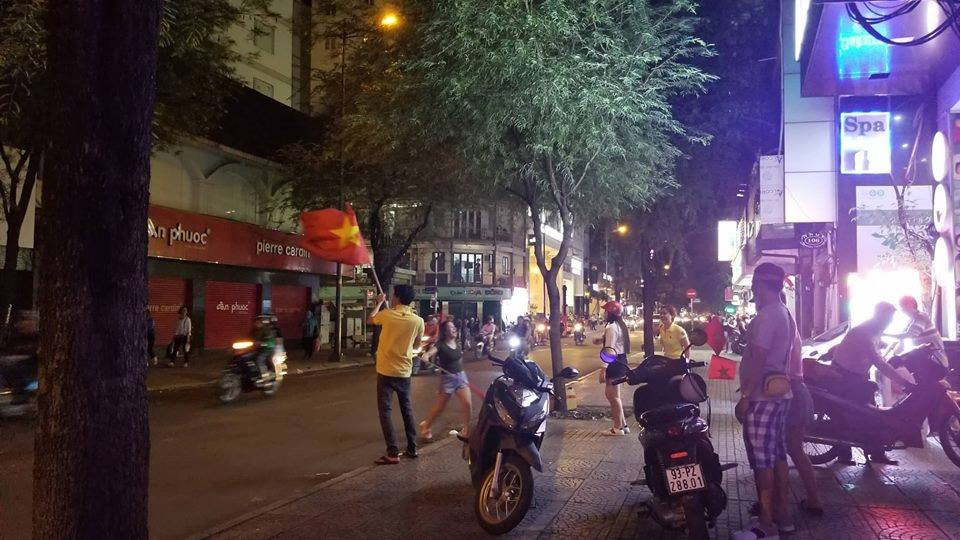 Cổ động viên reo vui trên đường Lý Tự Trọng, Quận 1. Cổ động viên reo vui trên đường Lý Tự Trọng, Quận 1.