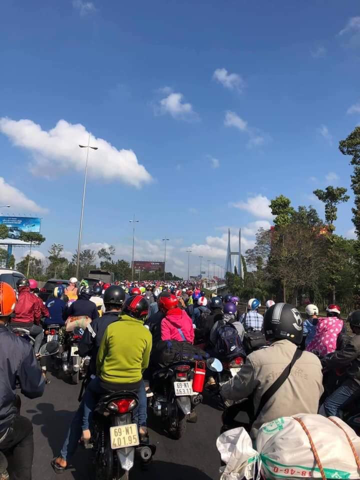 Các phương tiện luồn lách, tìm mọi cách thoát khỏi “trận địa” tắc đường. Ảnh: Tung Doan. Các phương tiện luồn lách, tìm mọi cách thoát khỏi “trận địa” tắc đường. Ảnh: Tung Doan.