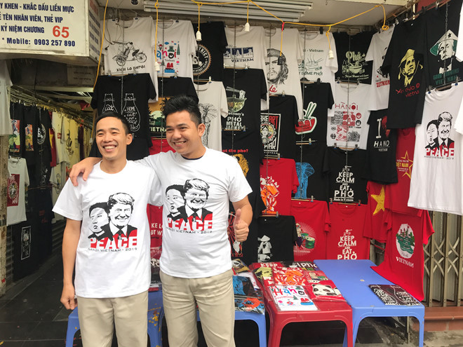 Không chỉ những người Việt Nam tới chọn cho mình và người thân những chiếc áo này để mặc trong dịp diễn ra hội nghị Mỹ - Triều... ẢNH: LINH CHI. Không chỉ những người Việt Nam tới chọn cho mình và người thân những chiếc áo này để mặc trong dịp diễn ra hội nghị Mỹ - Triều... ẢNH: LINH CHI.