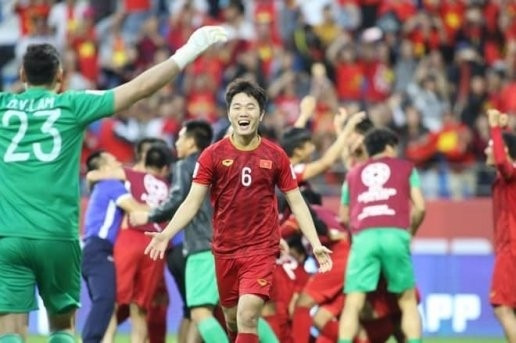 Thay vì chạy lại ăn mừng với đa số đồng đội, Xuân Trường chọn cách chia vui với thủ thành Văn Lâm Thay vì chạy lại ăn mừng với đa số đồng đội, Xuân Trường chọn cách chia vui với thủ thành Văn Lâm