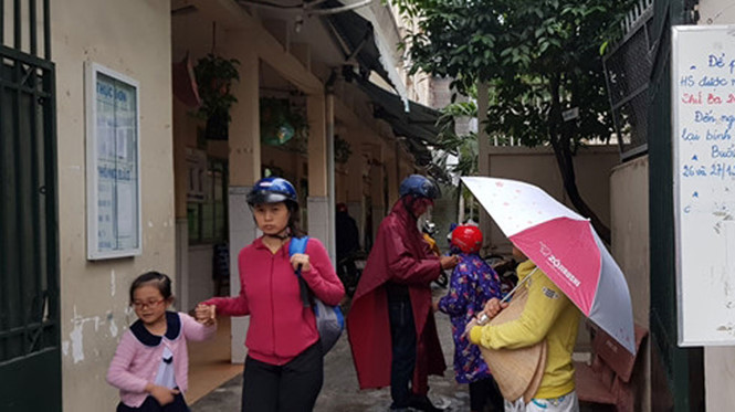 Hiệu trưởng các trường ở Hà Nội sẽ quyết định cho học sinh nghỉ học căn cứ vào tình hình cơn bão số 4. Hiệu trưởng các trường ở Hà Nội sẽ quyết định cho học sinh nghỉ học căn cứ vào tình hình cơn bão số 4.