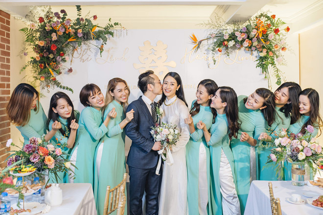 Ông xã tương lai trao Phí Linh nụ hôn tình cảm. Ông xã tương lai trao Phí Linh nụ hôn tình cảm.